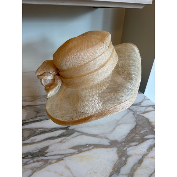 Elegant Straw Fascinator Hat with Flower Detail for Weddings Special Occasions - Picture 3 of 5